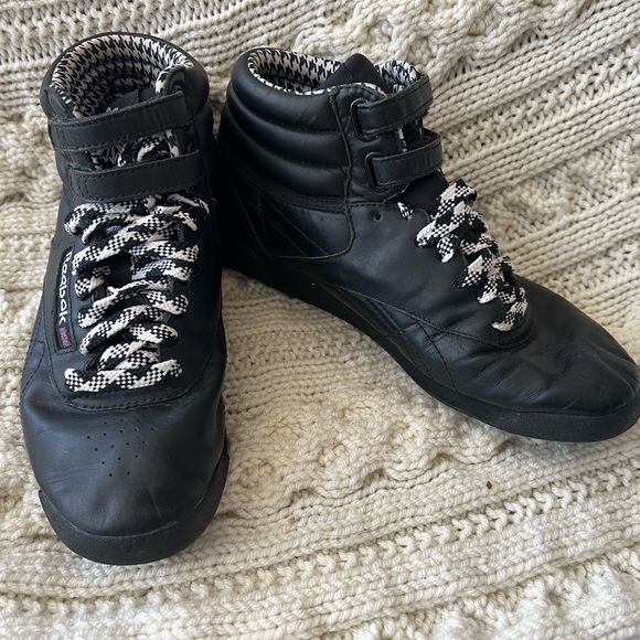 Reebok with the Straps! Women’s size 7, black. - Picture 2 of 3
